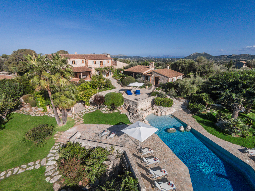 Foto drone chalet con piscina