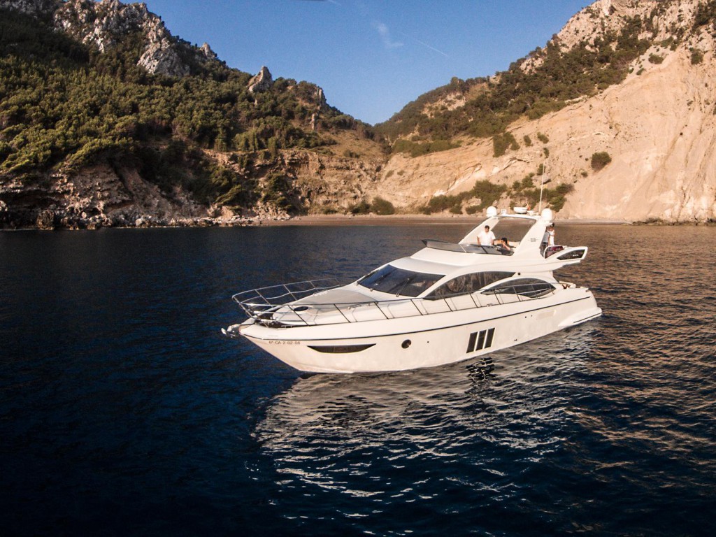 yate en una cala Mallorca