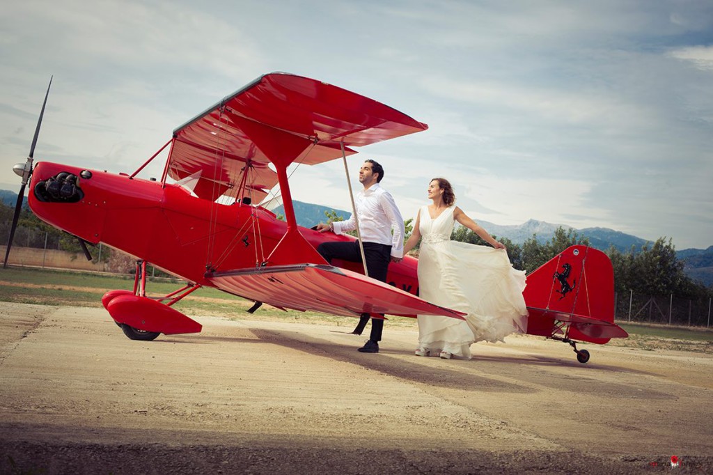 Novios sobre avioneta