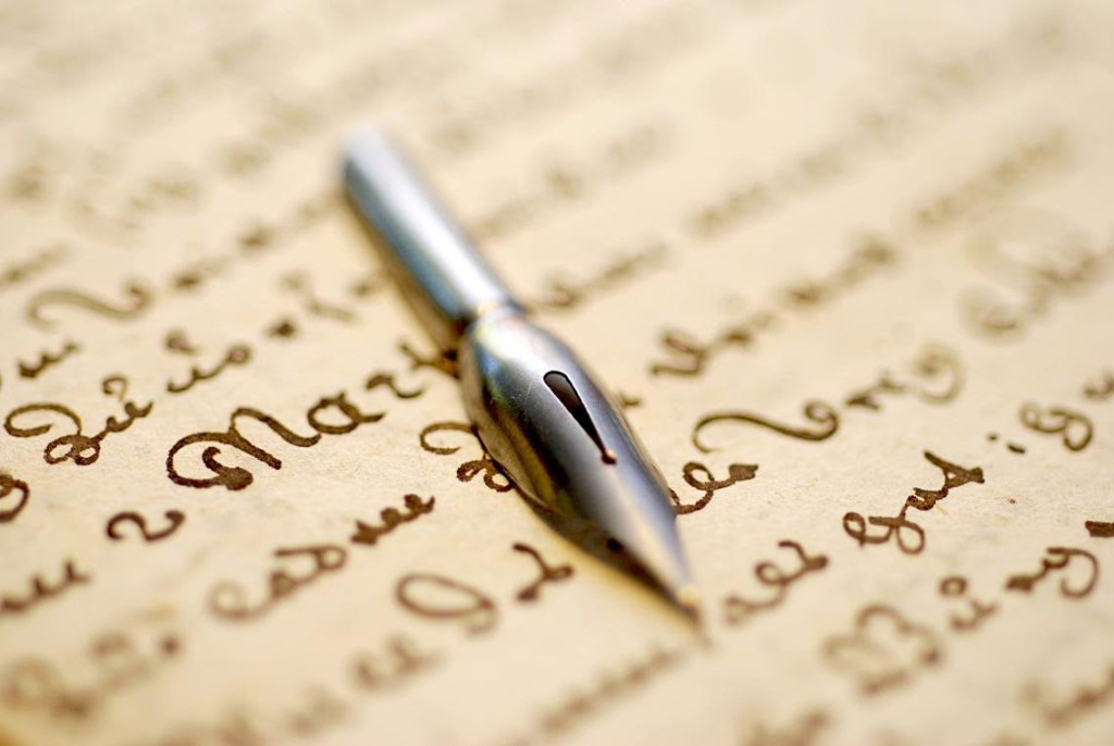 pluma sobre manuscrito