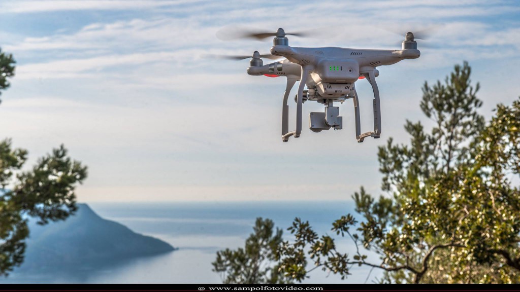 Drone volando hacia el mar